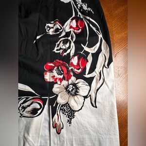 White House Black Market Floral Red Rose Pencil Skirt Size 4 Lined Knee Length.